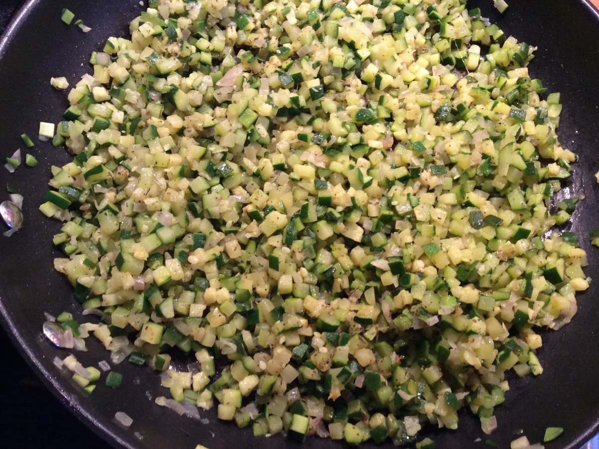 Zucchini-Bratlinge mit Feta und Oliven - Rezept - Bild Nr. 4