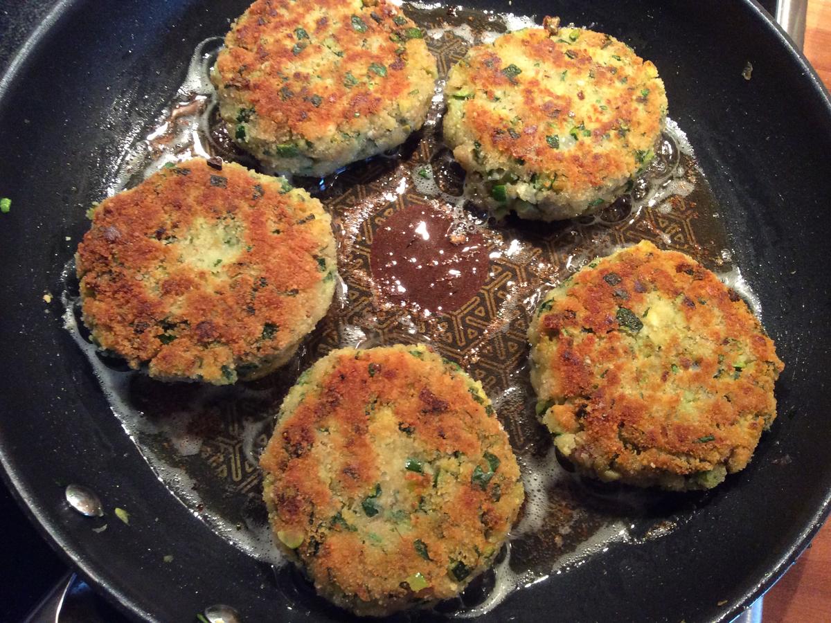 Zucchini-Bratlinge mit Feta und Oliven - Rezept - kochbar.de