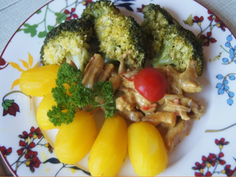 Rezept: Hähnchenbrustfilet-Geschnetzeltes mit Brokkoli und Drillingen Bild Nr. 2 Hähnchenbrustfilet-Geschnetzeltes mit Brokkoli und Drillingen - Rezept - Bild Nr. 2