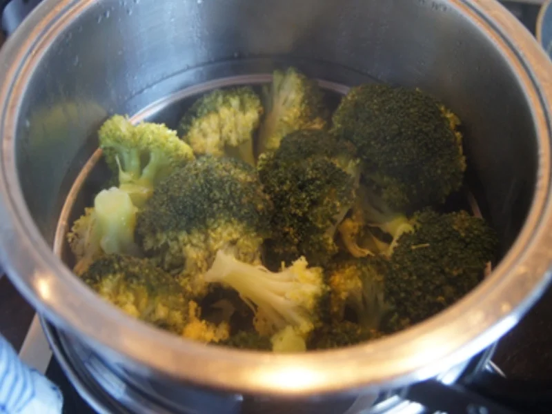 Rezept: Hähnchenbrustfilet-Geschnetzeltes mit Brokkoli und Drillingen Bild Nr. 17 Hähnchenbrustfilet-Geschnetzeltes mit Brokkoli und Drillingen - Rezept - Bild Nr. 17