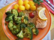 Lachsfilet mit Sauce, Brokkoli und Drillingen - Rezept - Bild Nr. 2