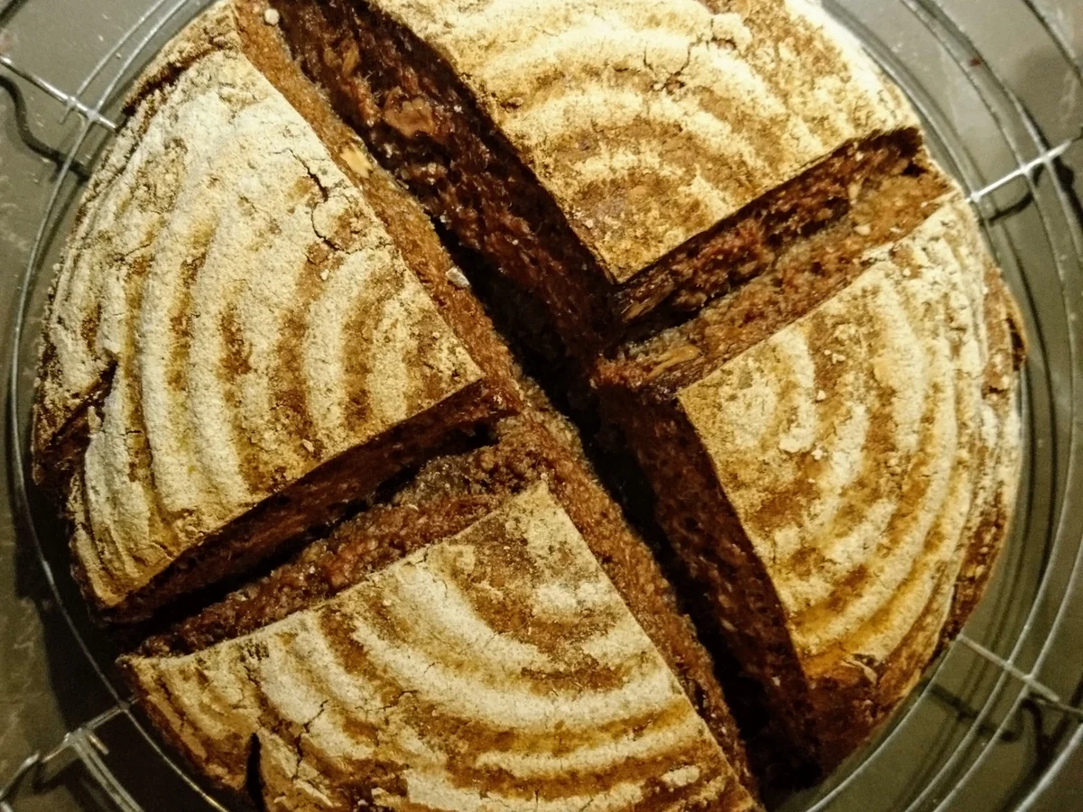 Rezept: Walliser Roggenbrot mit Nüssen Bild Nr. 2 Walliser Roggenbrot mit Nüssen - Rezept - Bild Nr. 2