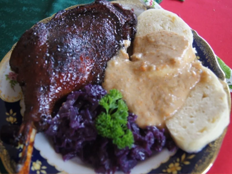 Gänsekeule mit Sauce, Ananas-Mango-Rotkohl und böhmischen Knödeln - Rezept - Bild Nr. 2