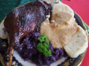 Gänsekeule mit Sauce, Ananas-Mango-Rotkohl und böhmischen Knödeln - Rezept - Bild Nr. 2