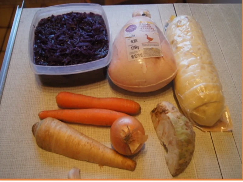 Gänsekeule mit Sauce, Ananas-Mango-Rotkohl und böhmischen Knödeln - Rezept - Bild Nr. 3