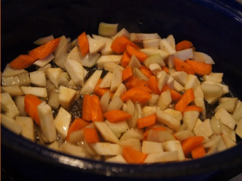 Gänsekeule mit Sauce, Ananas-Mango-Rotkohl und böhmischen Knödeln - Rezept - Bild Nr. 10