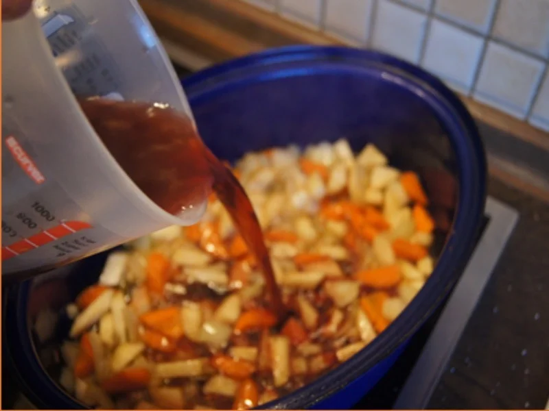 Gänsekeule mit Sauce, Ananas-Mango-Rotkohl und böhmischen Knödeln - Rezept - Bild Nr. 11