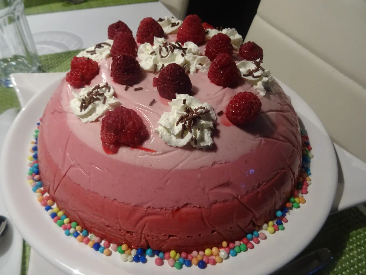 Himbeer-Kuppel mit leichter "Ombre-Optik" - Rezept - Bild Nr. 9675