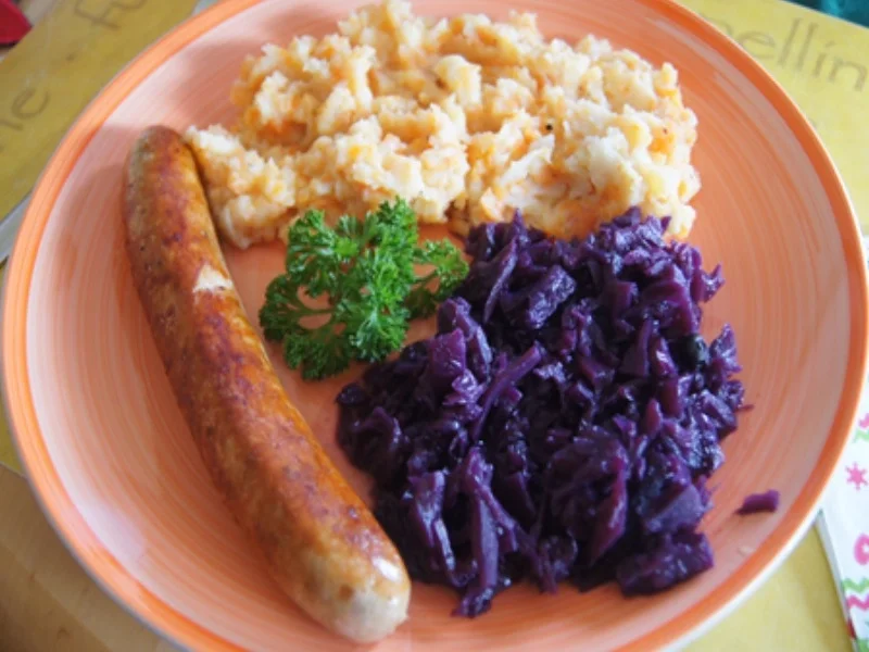 Thüringer Rostbratwurst mit Ananas-Mango-Rotkohl und Pastinaken-Möhren-Kartoffel-Stampf - Rezept - Bild Nr. 2