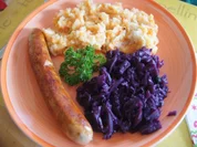 Thüringer Rostbratwurst mit Ananas-Mango-Rotkohl und Pastinaken-Möhren-Kartoffel-Stampf - Rezept - Bild Nr. 2