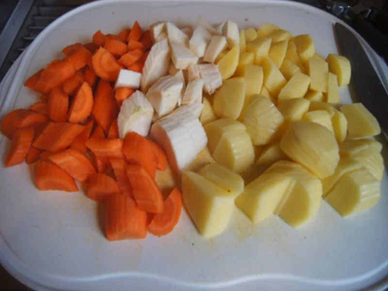 Thüringer Rostbratwurst mit Ananas-Mango-Rotkohl und Pastinaken-Möhren-Kartoffel-Stampf - Rezept - Bild Nr. 8