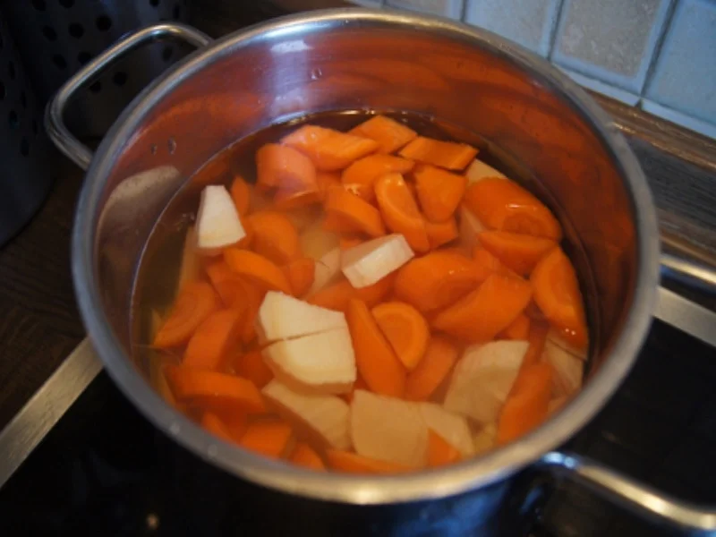 Thüringer Rostbratwurst mit Ananas-Mango-Rotkohl und Pastinaken-Möhren-Kartoffel-Stampf - Rezept - Bild Nr. 9