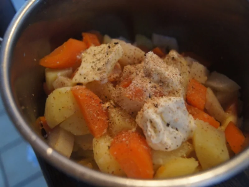 Thüringer Rostbratwurst mit Ananas-Mango-Rotkohl und Pastinaken-Möhren-Kartoffel-Stampf - Rezept - Bild Nr. 11