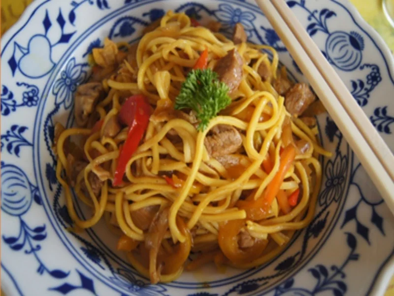 Chinesische Nudeln mit Schweinefilet, gemischten Gemüse und Ei im Wok - Rezept - Bild Nr. 2