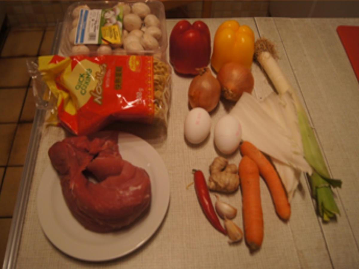 Chinesische Nudeln mit Schweinefilet, gemischten Gemüse und Ei im Wok - Rezept - Bild Nr. 3