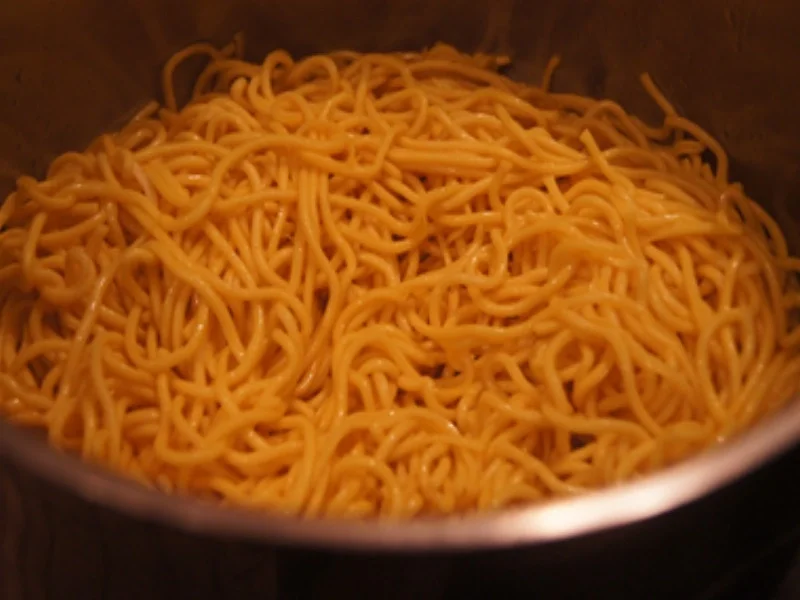 Chinesische Nudeln mit Schweinefilet, gemischten Gemüse und Ei im Wok - Rezept - Bild Nr. 5