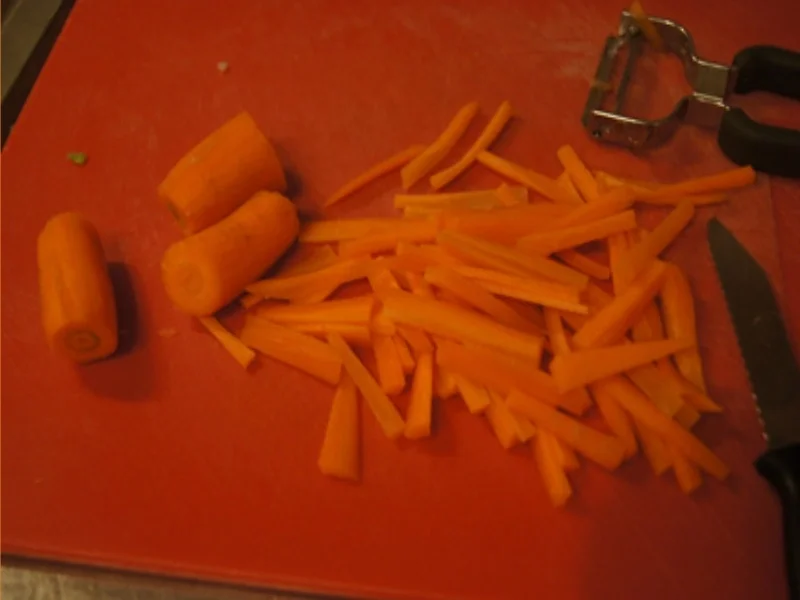 Chinesische Nudeln mit Schweinefilet, gemischten Gemüse und Ei im Wok - Rezept - Bild Nr. 17