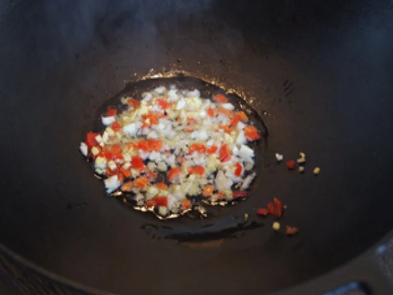 Chinesische Nudeln mit Schweinefilet, gemischten Gemüse und Ei im Wok - Rezept - Bild Nr. 19