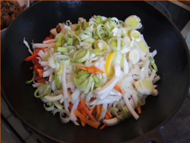 Chinesische Nudeln mit Schweinefilet, gemischten Gemüse und Ei im Wok - Rezept - Bild Nr. 20