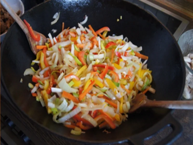 Chinesische Nudeln mit Schweinefilet, gemischten Gemüse und Ei im Wok - Rezept - Bild Nr. 21