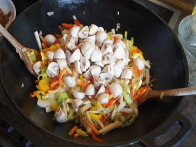 Chinesische Nudeln mit Schweinefilet, gemischten Gemüse und Ei im Wok - Rezept - Bild Nr. 22