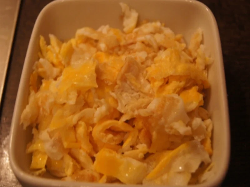 Chinesische Nudeln mit Schweinefilet, gemischten Gemüse und Ei im Wok - Rezept - Bild Nr. 26