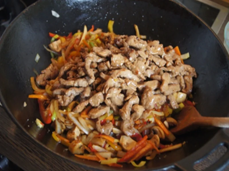 Chinesische Nudeln mit Schweinefilet, gemischten Gemüse und Ei im Wok - Rezept - Bild Nr. 27
