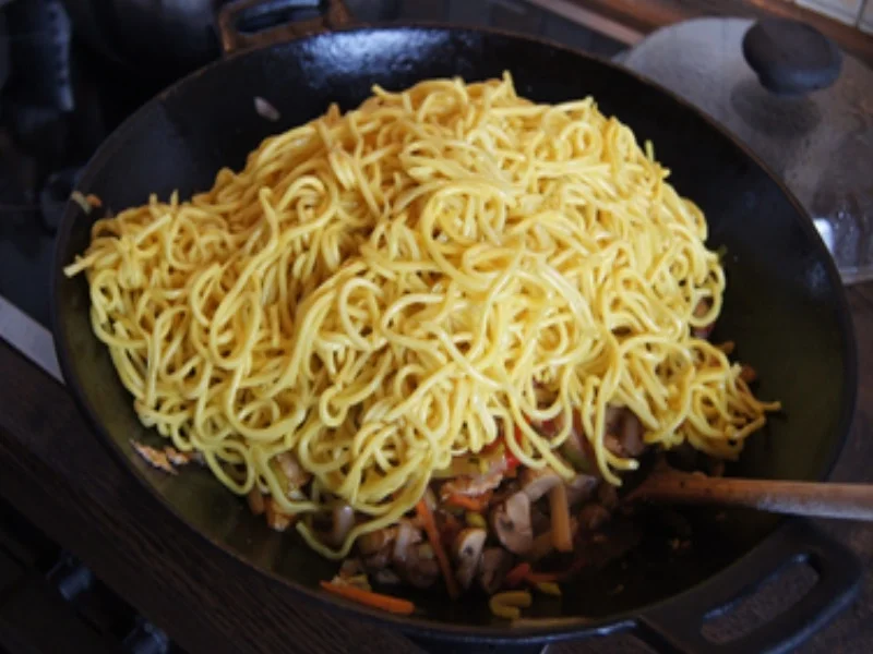 Chinesische Nudeln mit Schweinefilet, gemischten Gemüse und Ei im Wok - Rezept - Bild Nr. 30