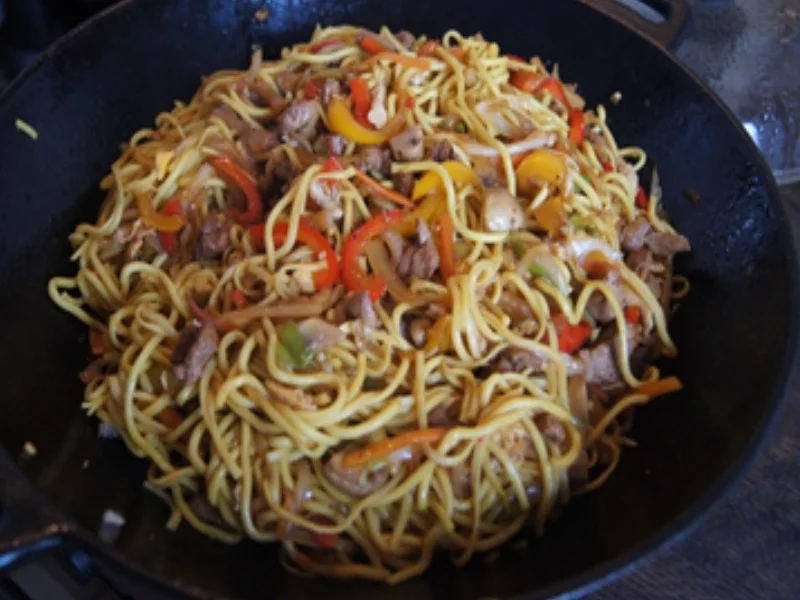Chinesische Nudeln mit Schweinefilet, gemischten Gemüse und Ei im Wok - Rezept - Bild Nr. 31