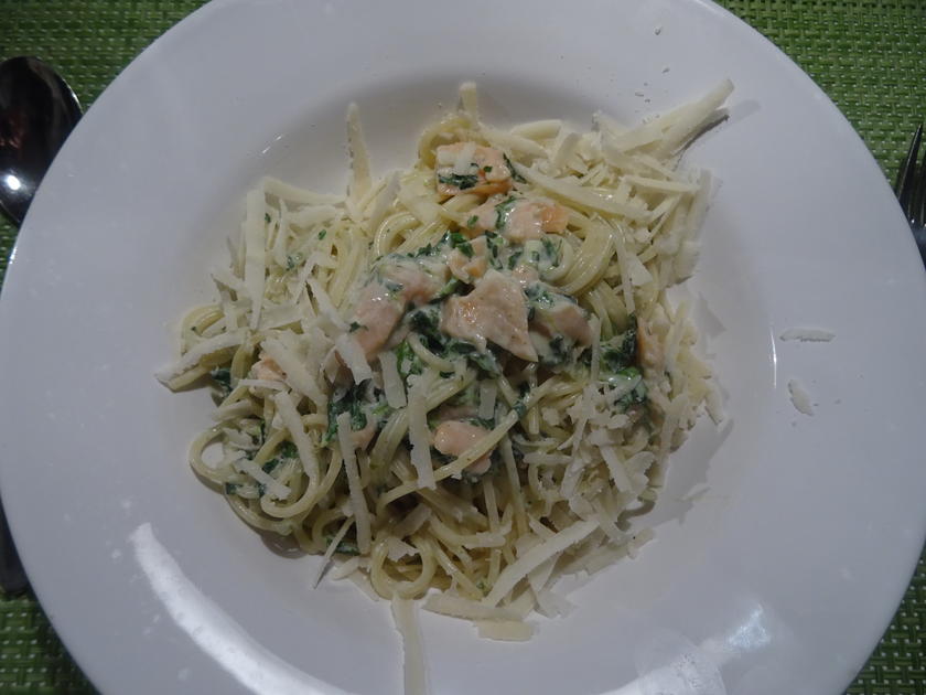 Spaghetti mit Spinat Frischkäse Soße und Räucherlachs - schnell ...