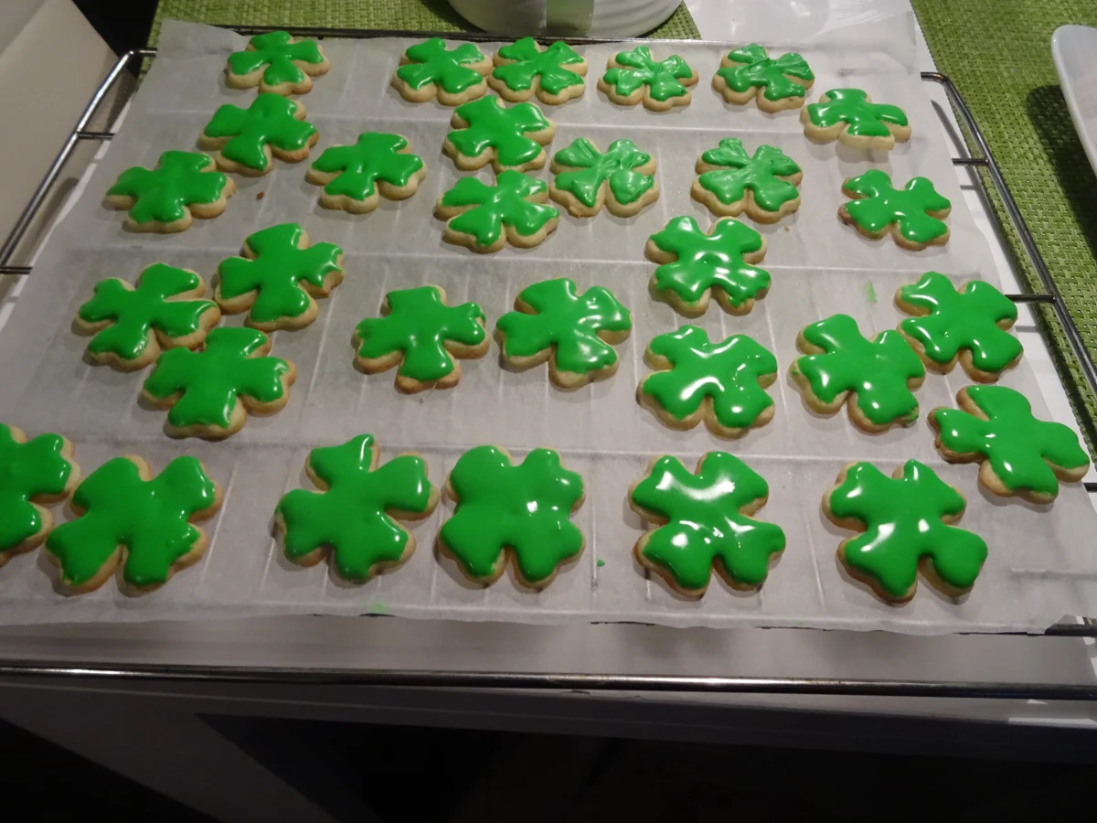 Rezept: Glücks-Kleeblatt-Plätzchen Bild Nr. 3 Glücks-Kleeblatt-Plätzchen - Rezept - Bild Nr. 3