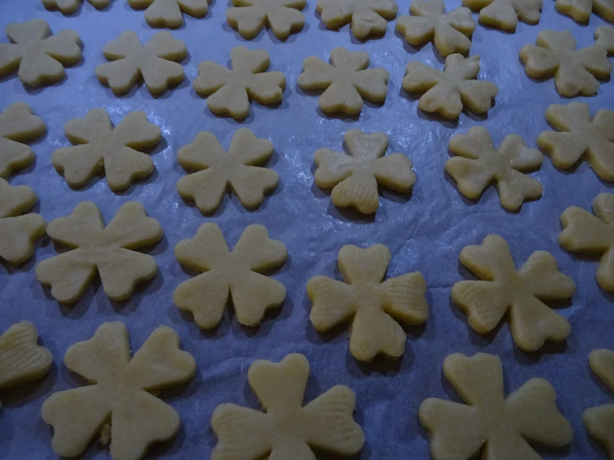 Rezept: Glücks-Kleeblatt-Plätzchen Bild Nr. 4 Glücks-Kleeblatt-Plätzchen - Rezept - Bild Nr. 4