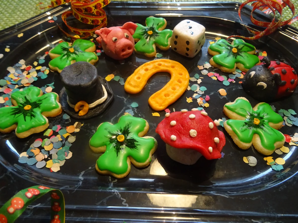 Rezept: Glücks-Kleeblatt-Plätzchen Bild Nr. 6 Glücks-Kleeblatt-Plätzchen - Rezept - Bild Nr. 6