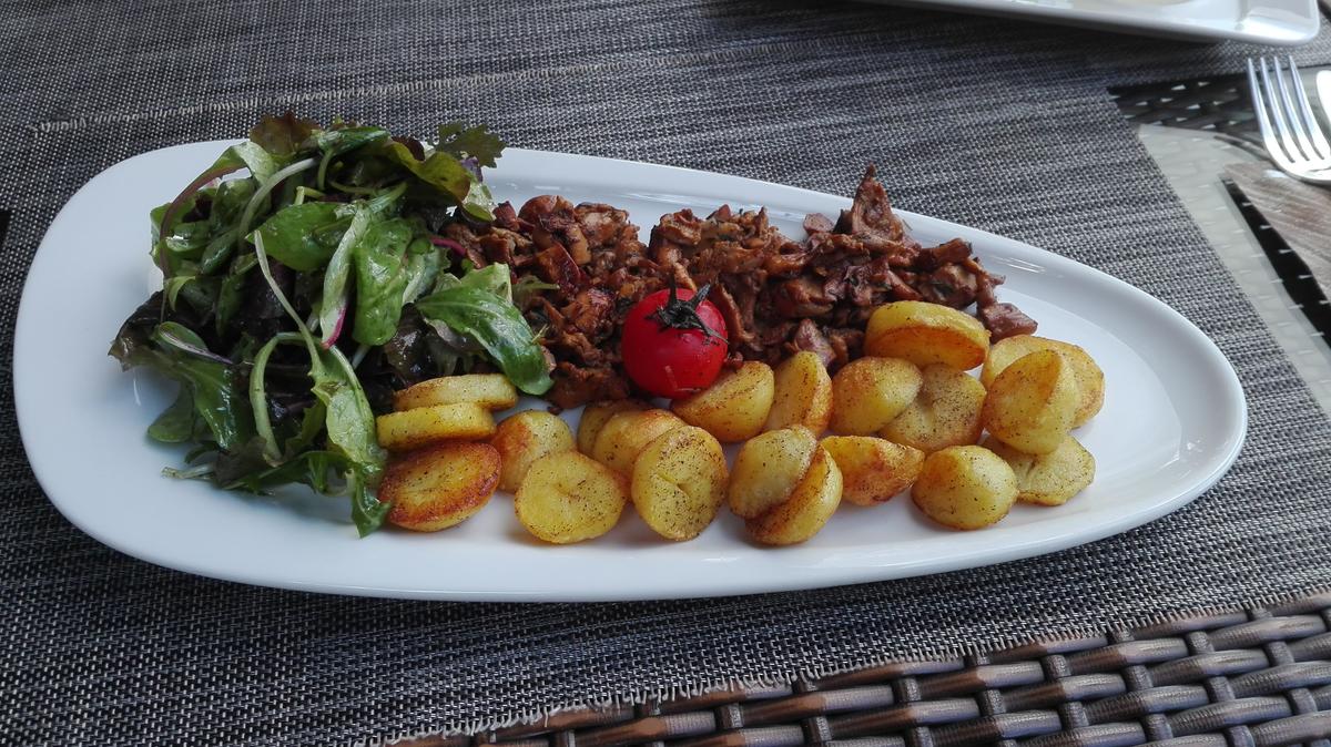 Geschwenkte Kartoffeln an gebutterten Pfifferlingen mit Feldsalat - Rezept - Bild Nr. 9676