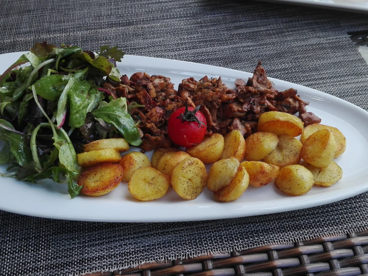 Geschwenkte Kartoffeln an gebutterten Pfifferlingen mit Feldsalat - Rezept - Bild Nr. 9676