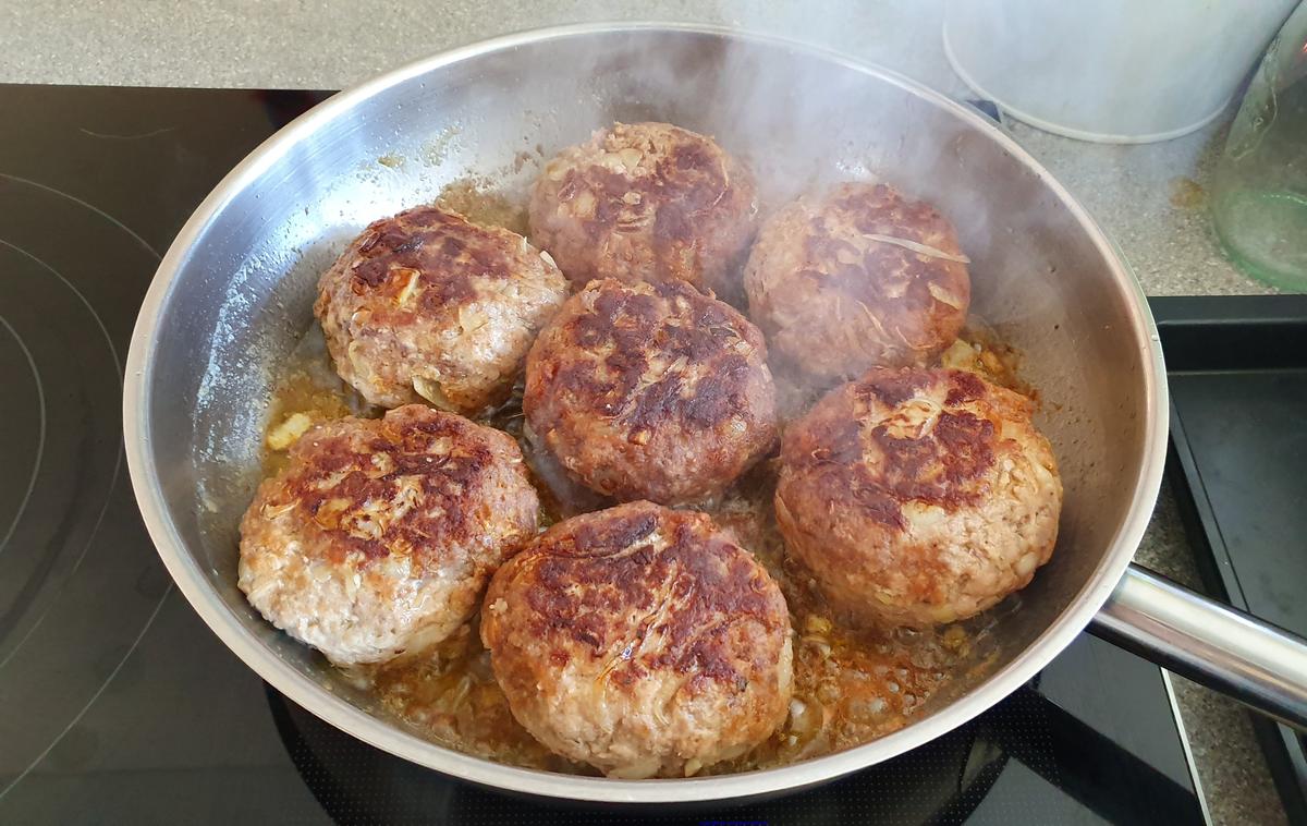 Frikadellen - Salzkartoffeln und Gurkensalat sind ein Lieblingsgericht - Rezept - Bild Nr. 9