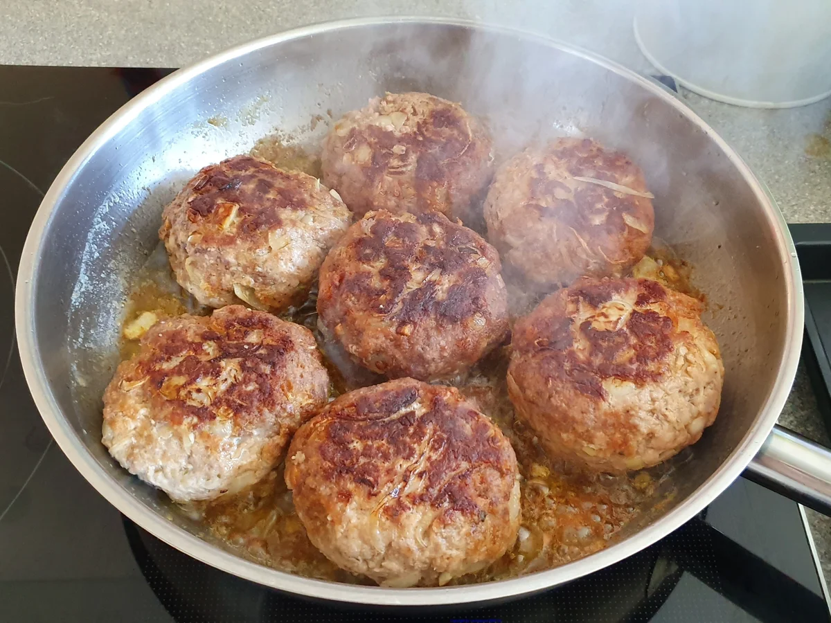 Frikadellen - Salzkartoffeln und Gurkensalat sind ein Lieblingsgericht - Rezept - Bild Nr. 9