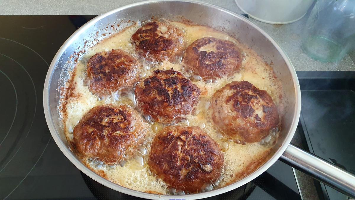 Frikadellen - Salzkartoffeln und Gurkensalat sind ein Lieblingsgericht - Rezept - Bild Nr. 8