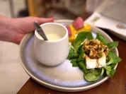 Käsesuppe mit Kürbisbrot, flambierter Ziegenkäse an Feldsalat und Rinderherzaufschnitt - Rezept - Bild Nr. 2