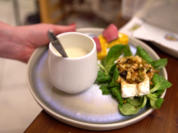 Käsesuppe mit Kürbisbrot, flambierter Ziegenkäse an Feldsalat und Rinderherzaufschnitt - Rezept - Bild Nr. 2