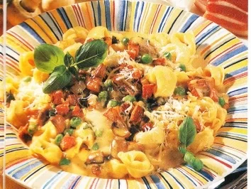 Tortellini mit Erbsen Speck Soße - Rezept