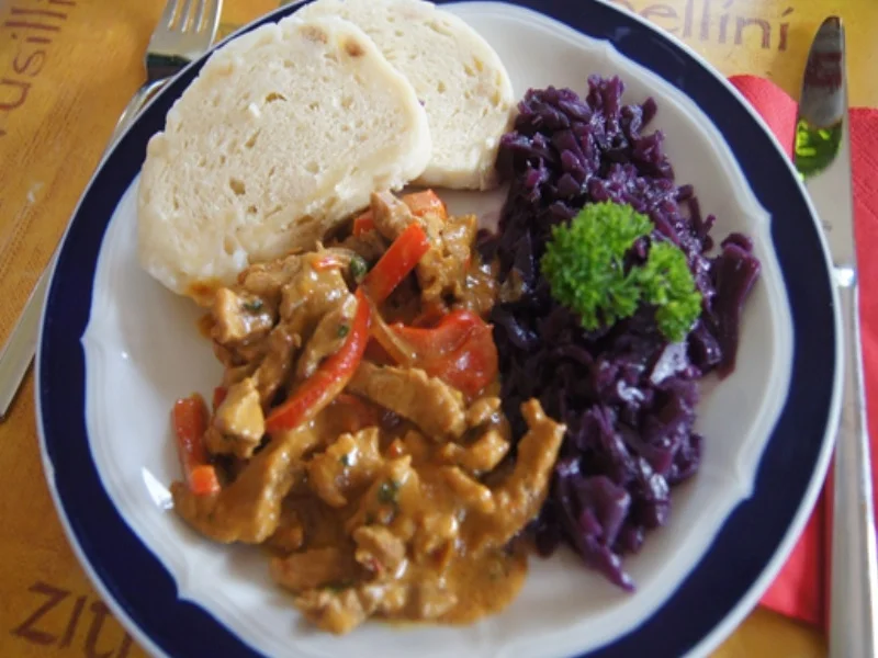 Geschnetzeltes Paprika-Schweinefilet mit Ananas-Mango-Rotkohl und Böhmischen Knödeln - Rezept - Bild Nr. 2