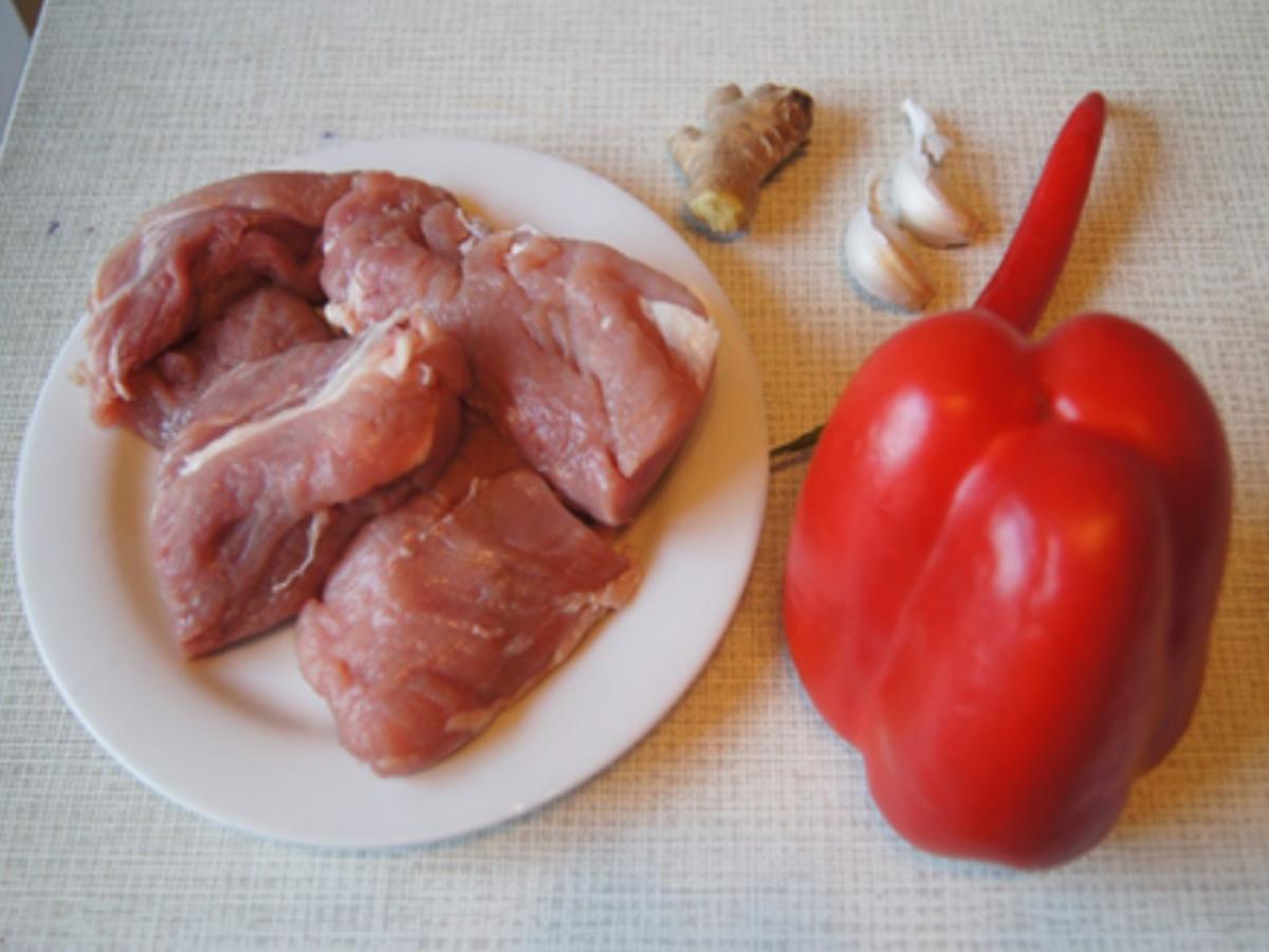 Geschnetzeltes Paprika-Schweinefilet mit Ananas-Mango-Rotkohl und Böhmischen Knödeln - Rezept - Bild Nr. 3