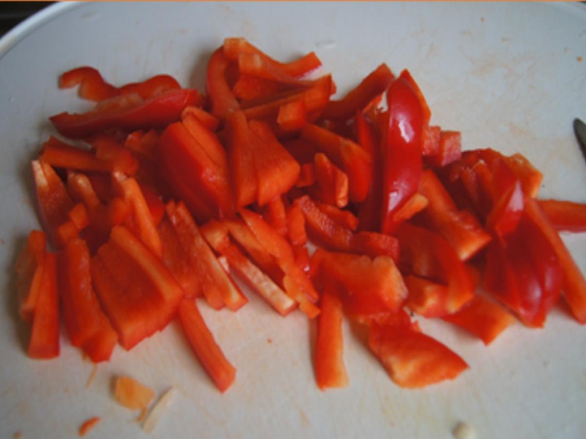 Geschnetzeltes Paprika-Schweinefilet mit Ananas-Mango-Rotkohl und Böhmischen Knödeln - Rezept - Bild Nr. 5