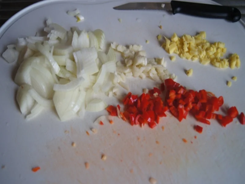 Geschnetzeltes Paprika-Schweinefilet mit Ananas-Mango-Rotkohl und Böhmischen Knödeln - Rezept - Bild Nr. 6