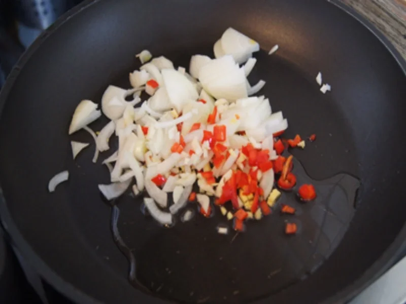 Geschnetzeltes Paprika-Schweinefilet mit Ananas-Mango-Rotkohl und Böhmischen Knödeln - Rezept - Bild Nr. 7