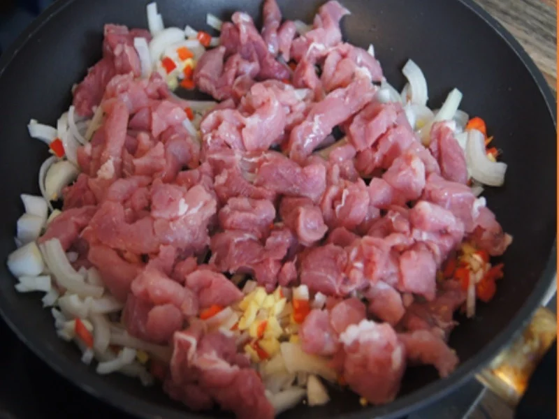 Geschnetzeltes Paprika-Schweinefilet mit Ananas-Mango-Rotkohl und Böhmischen Knödeln - Rezept - Bild Nr. 8