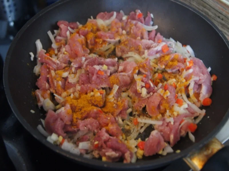 Geschnetzeltes Paprika-Schweinefilet mit Ananas-Mango-Rotkohl und Böhmischen Knödeln - Rezept - Bild Nr. 9