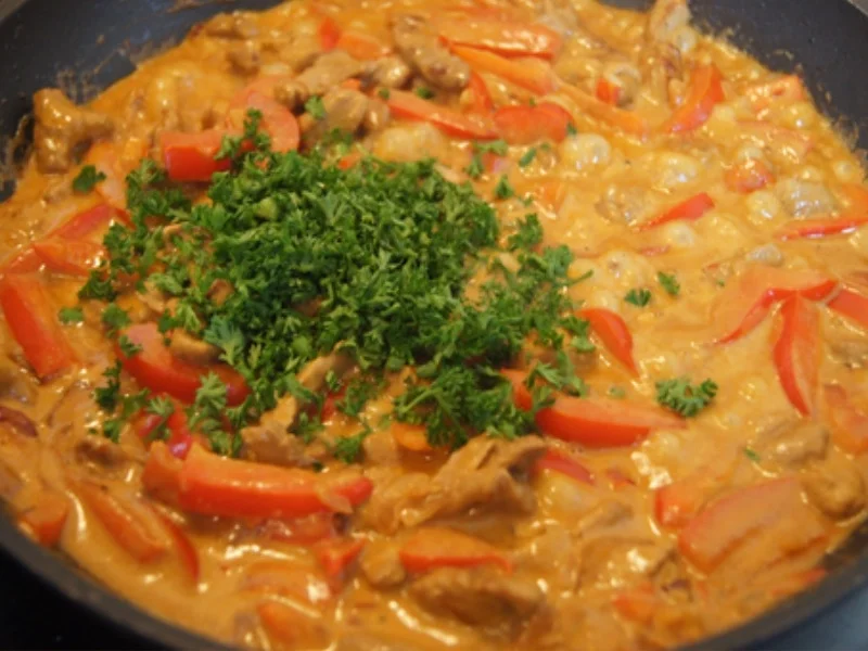 Geschnetzeltes Paprika-Schweinefilet mit Ananas-Mango-Rotkohl und Böhmischen Knödeln - Rezept - Bild Nr. 12