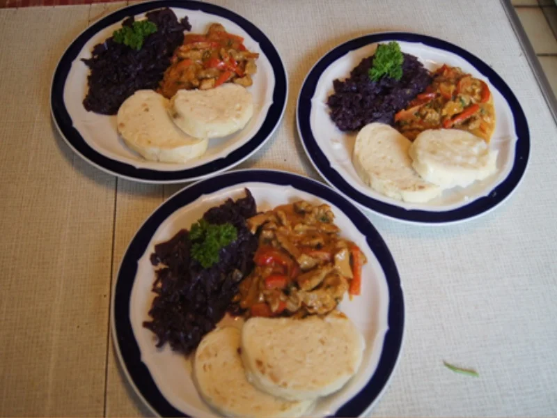 Geschnetzeltes Paprika-Schweinefilet mit Ananas-Mango-Rotkohl und Böhmischen Knödeln - Rezept - Bild Nr. 14